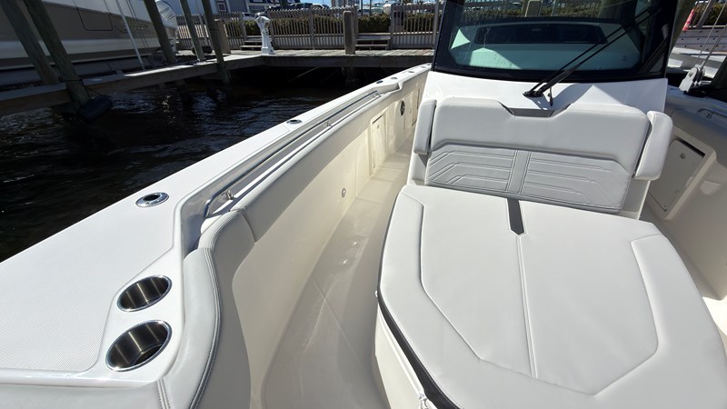 2027 Boston Whaler 330 Outrage 18