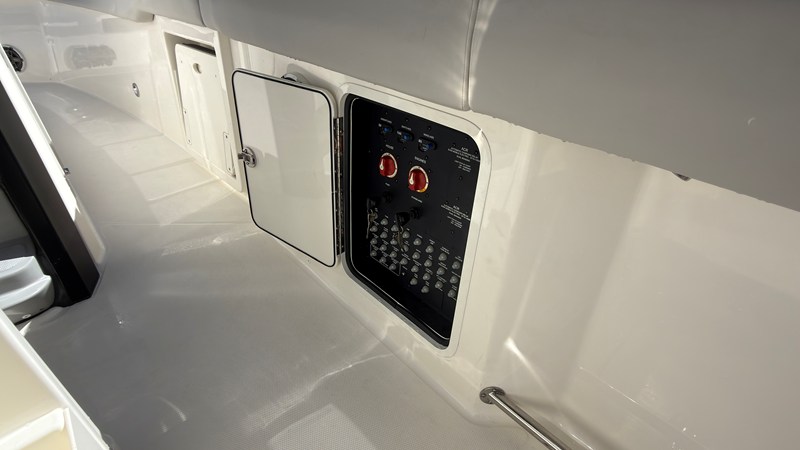 2027 Boston Whaler 330 Outrage 21