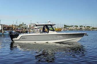Boston Whaler 330 Outrage 4 2027 Boston Whaler 330 Outrage 5