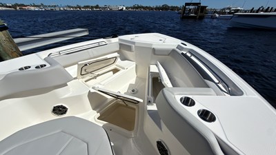 2027 Boston Whaler 330 Outrage 12