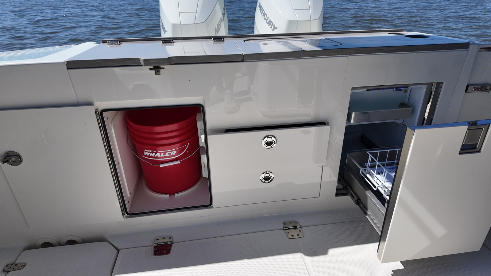 2027 Boston Whaler 330 Vantage 10