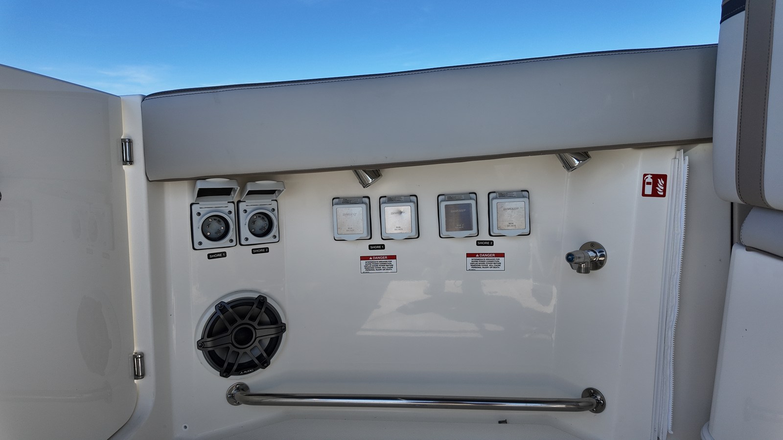 2027 Boston Whaler 330 Vantage 12