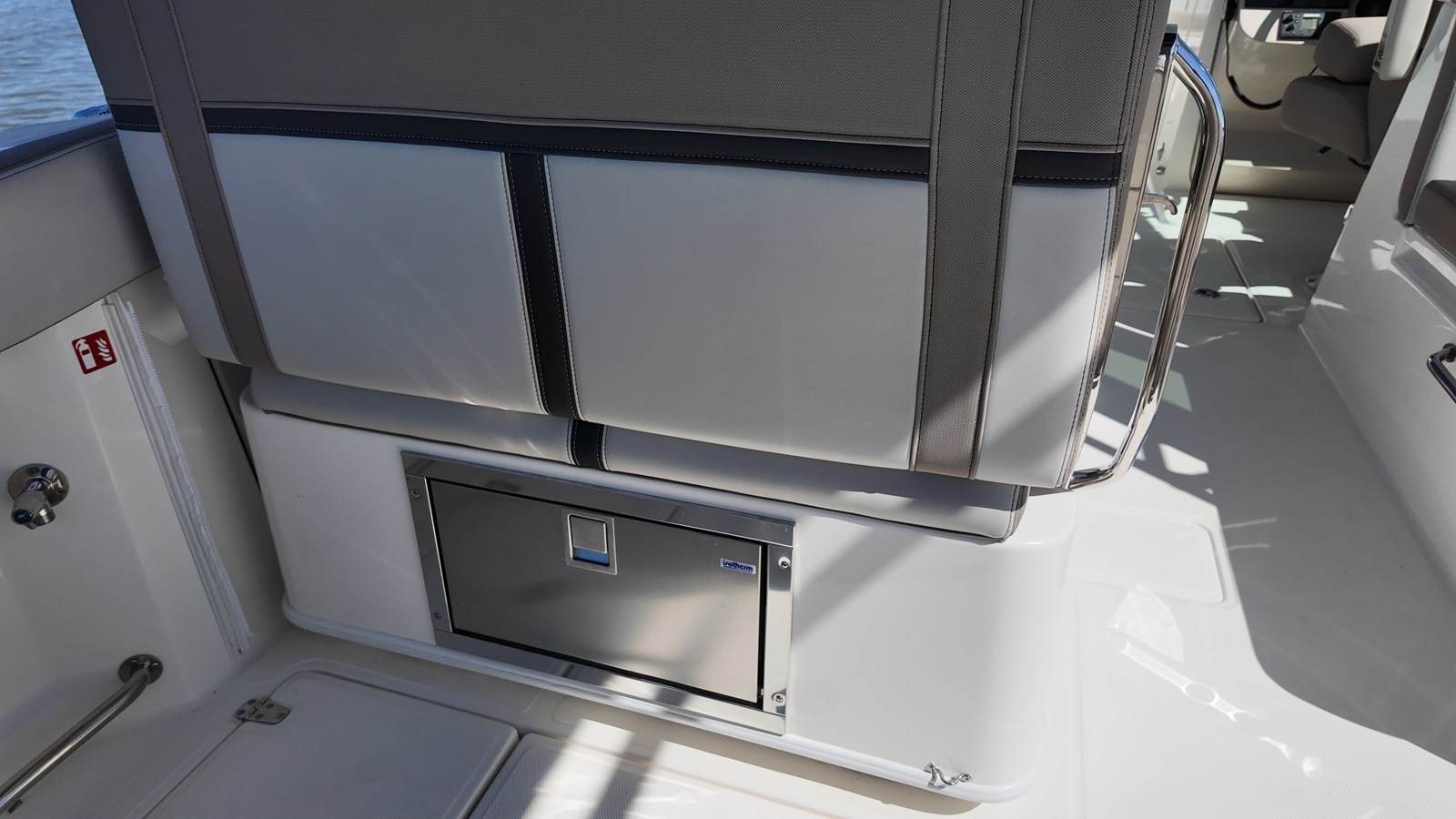 2027 Boston Whaler 330 Vantage 13