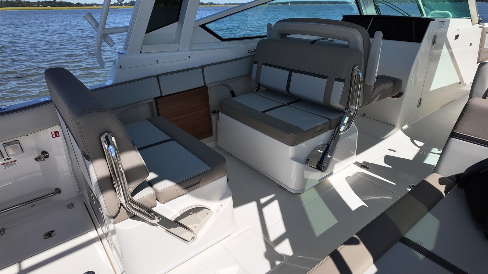 2027 Boston Whaler 330 Vantage 17