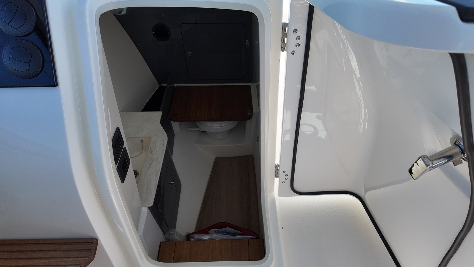 2027 Boston Whaler 330 Vantage 21