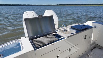 2027 Boston Whaler 330 Vantage 11