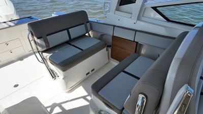 2027 Boston Whaler 330 Vantage 18