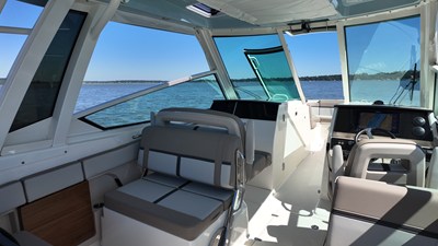 2027 Boston Whaler 330 Vantage 19