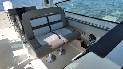 2027 Boston Whaler 330 Vantage 20