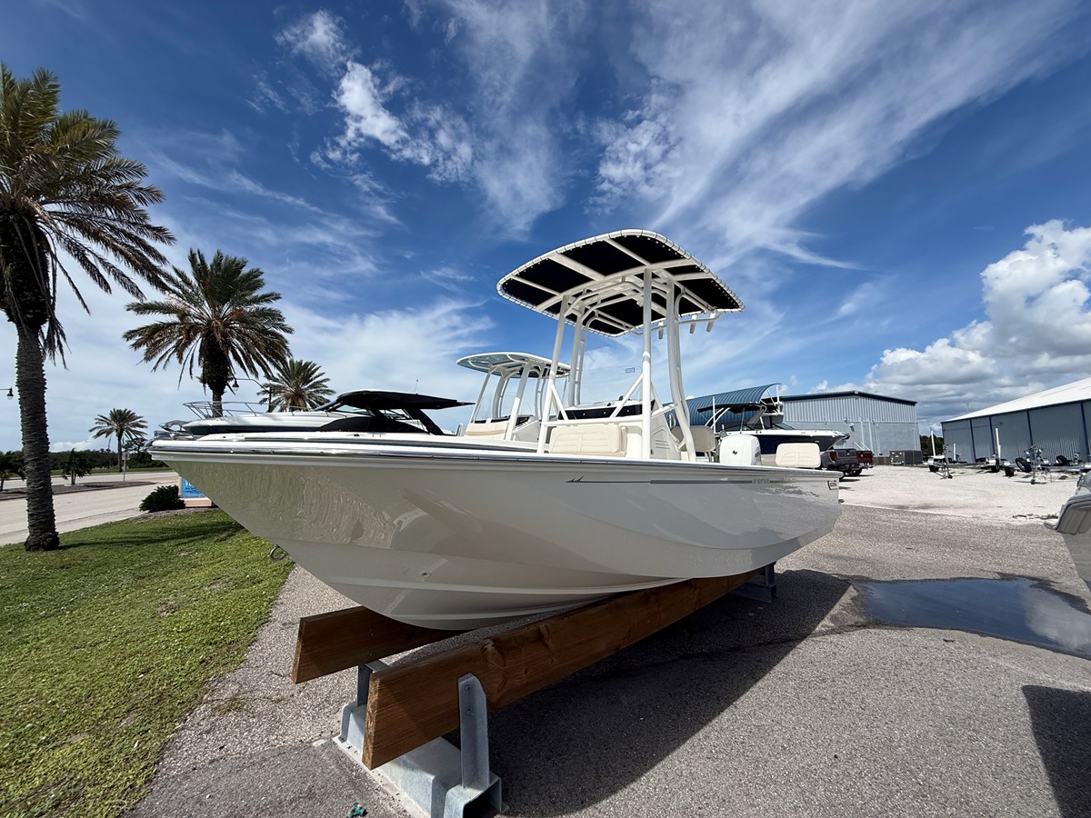 2027 Boston Whaler 190 Montauk 2