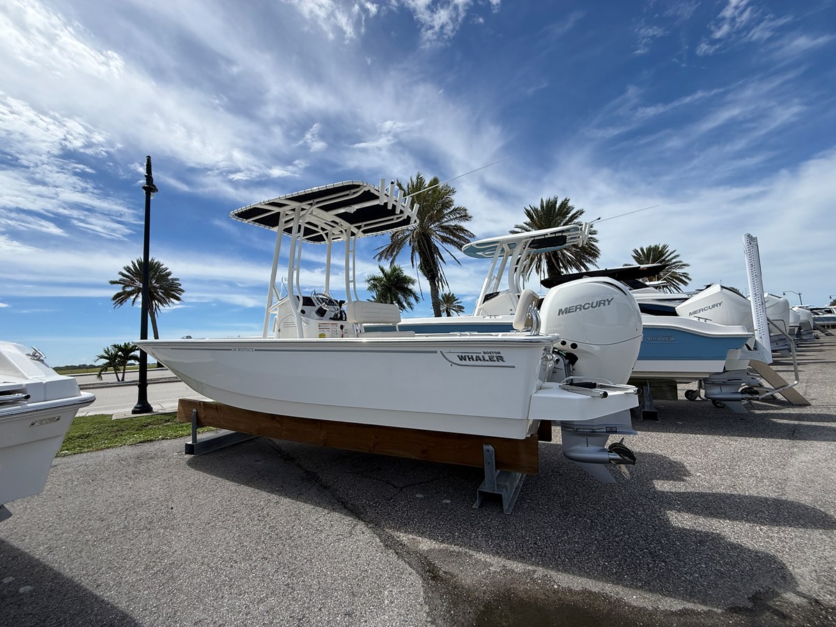 2027 Boston Whaler 190 Montauk 3