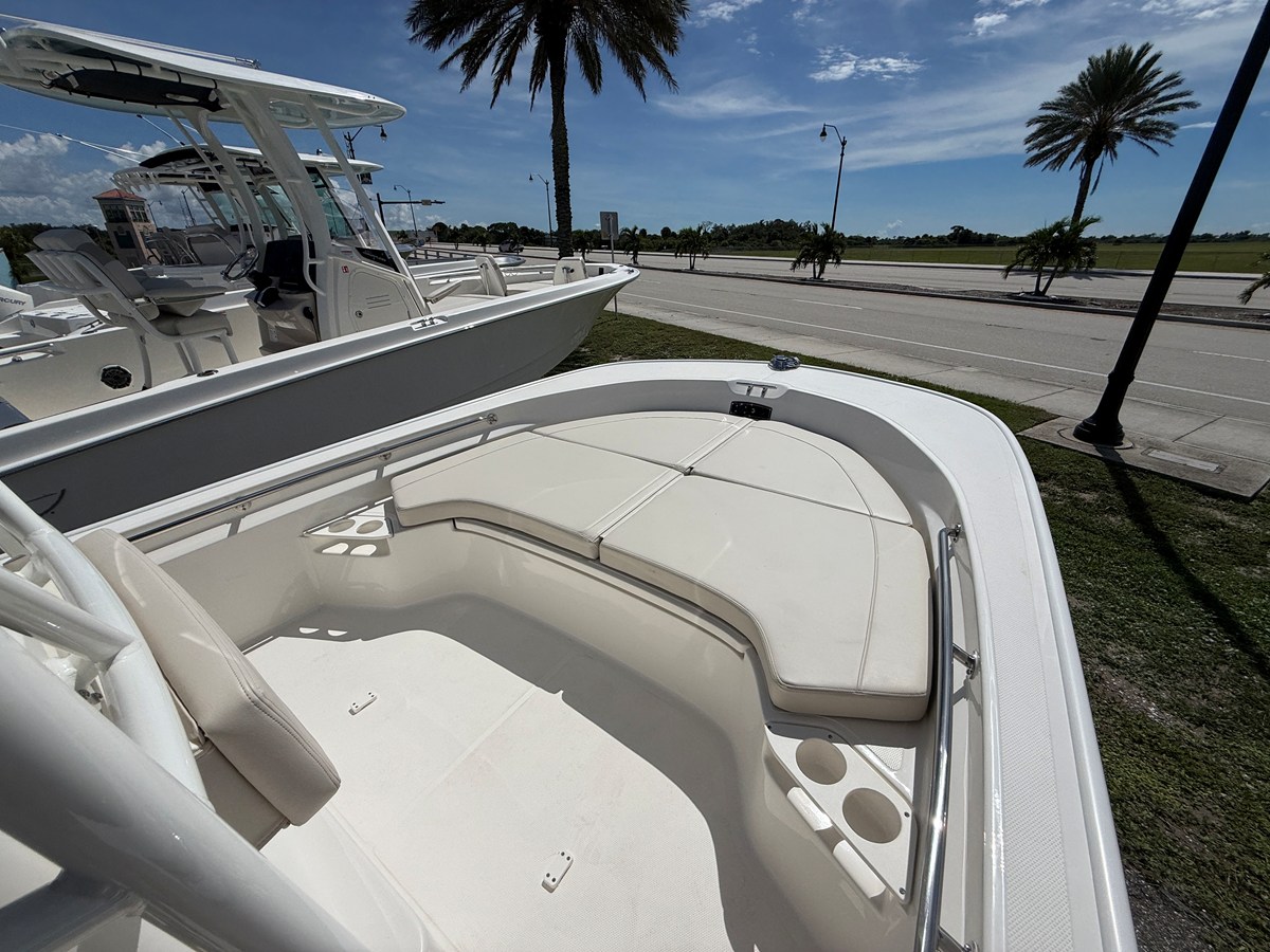 2027 Boston Whaler 190 Montauk 8