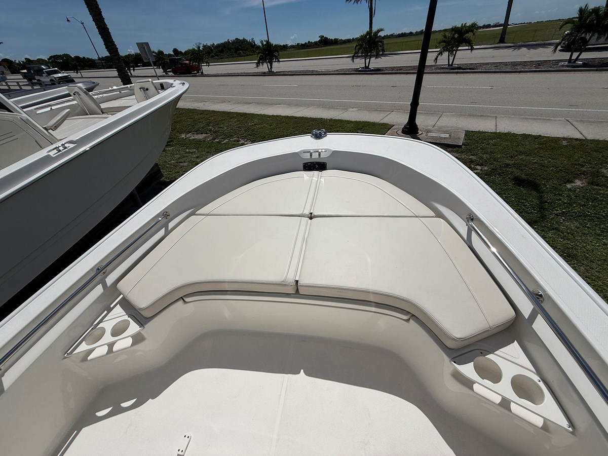 2027 Boston Whaler 190 Montauk 9