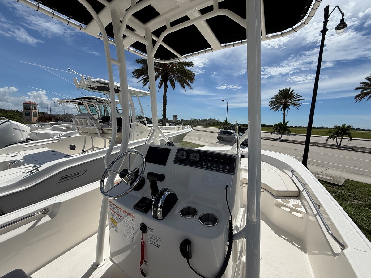 2027 Boston Whaler 190 Montauk 10