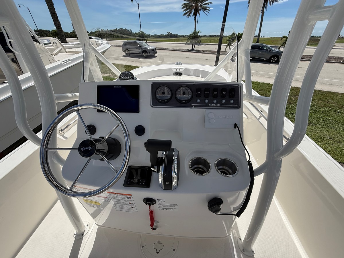 2027 Boston Whaler 190 Montauk 11