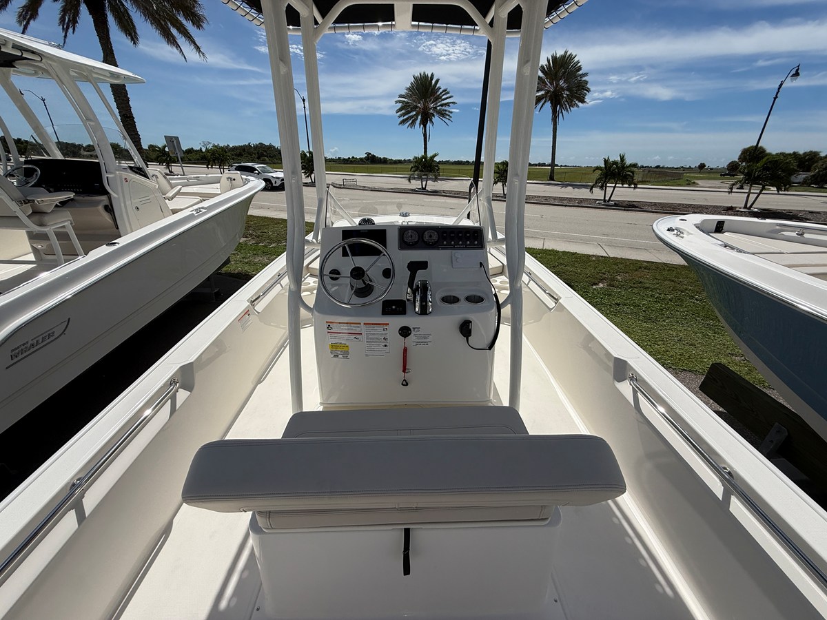 2027 Boston Whaler 190 Montauk 12