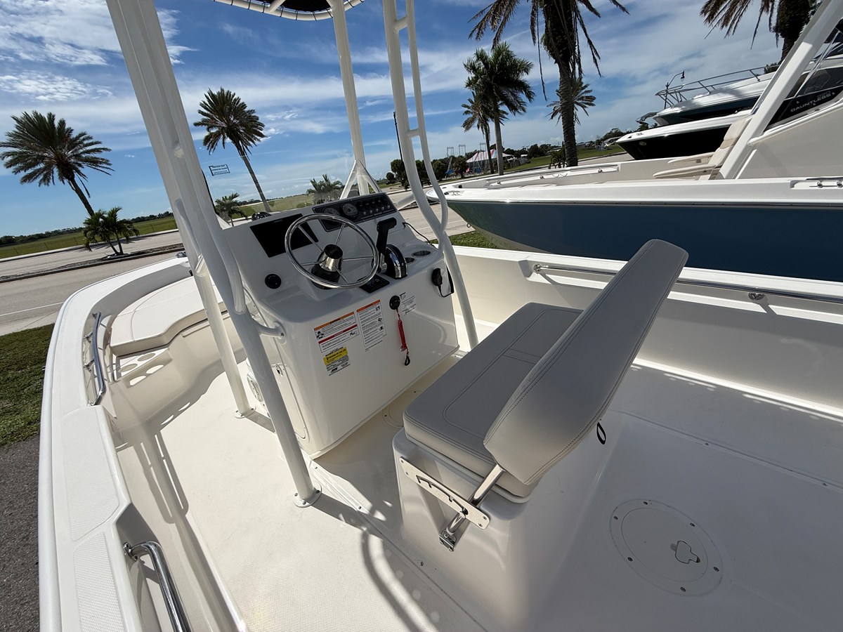 2027 Boston Whaler 190 Montauk 13