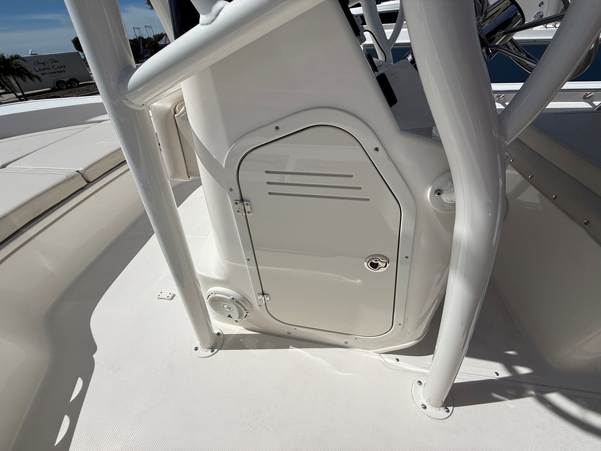 2027 Boston Whaler 190 Montauk 17
