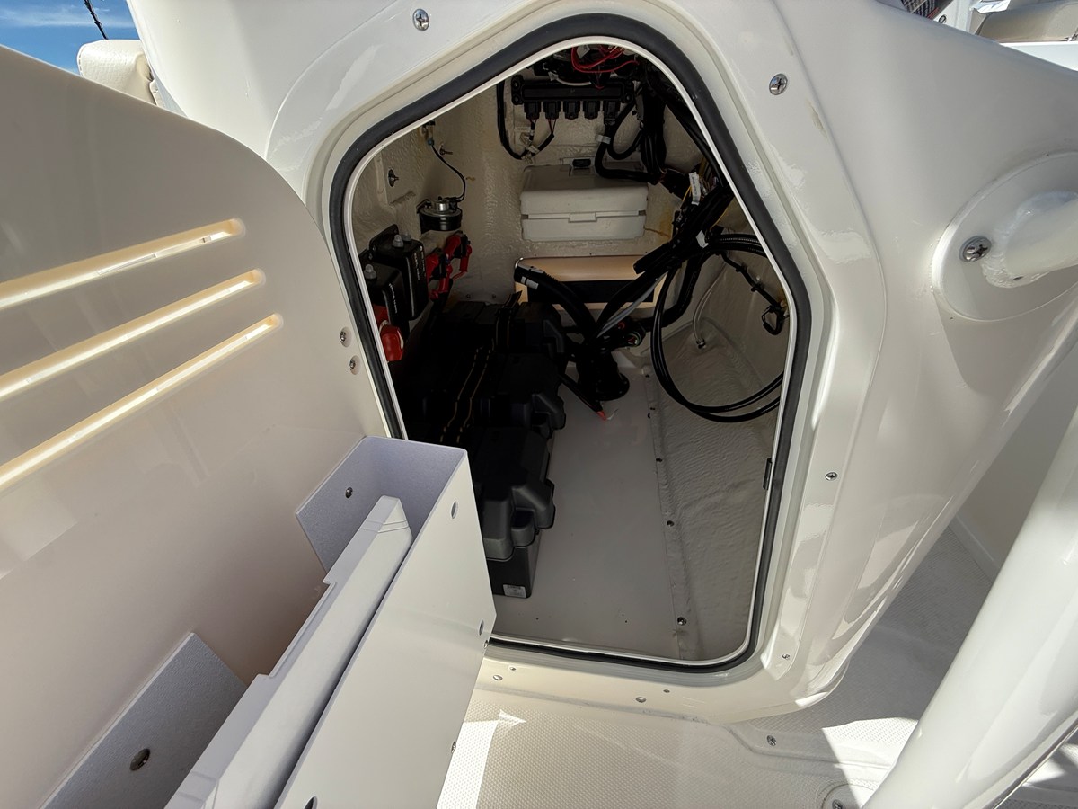 2027 Boston Whaler 190 Montauk 18