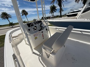 2027 Boston Whaler 190 Montauk 13