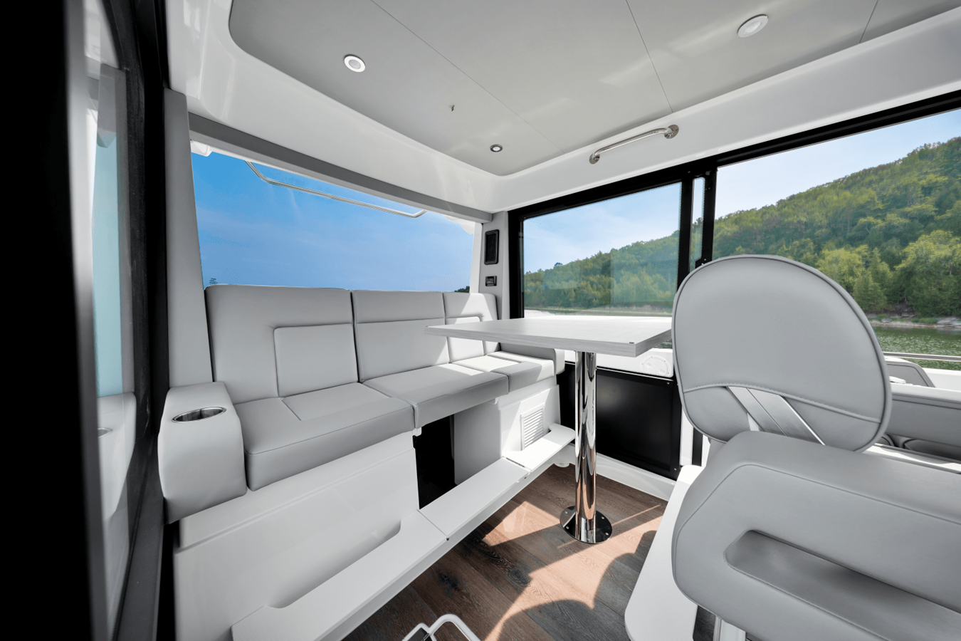 2027 Cruisers Yachts 38 VTR 17