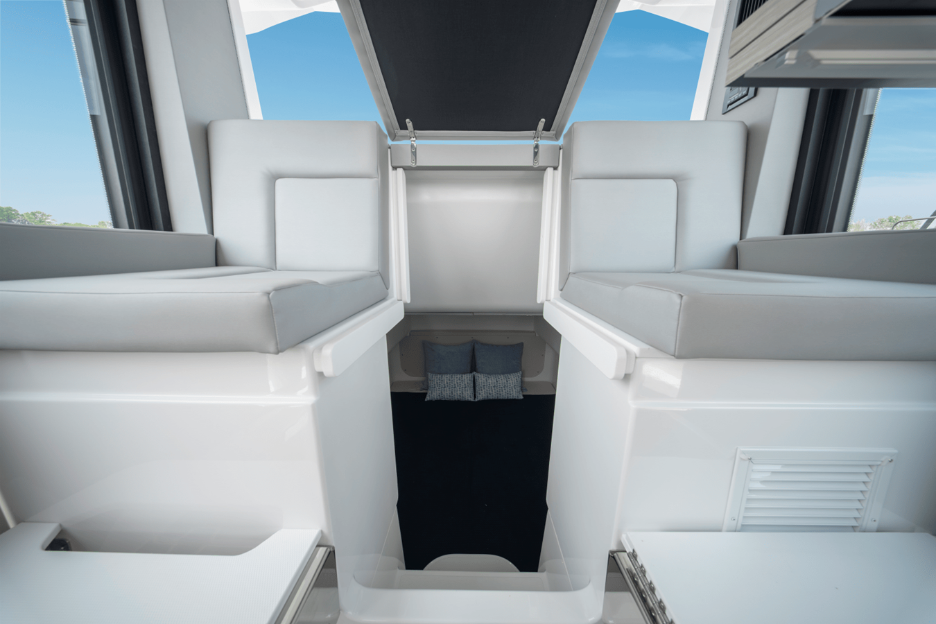 2027 Cruisers Yachts 38 VTR 27