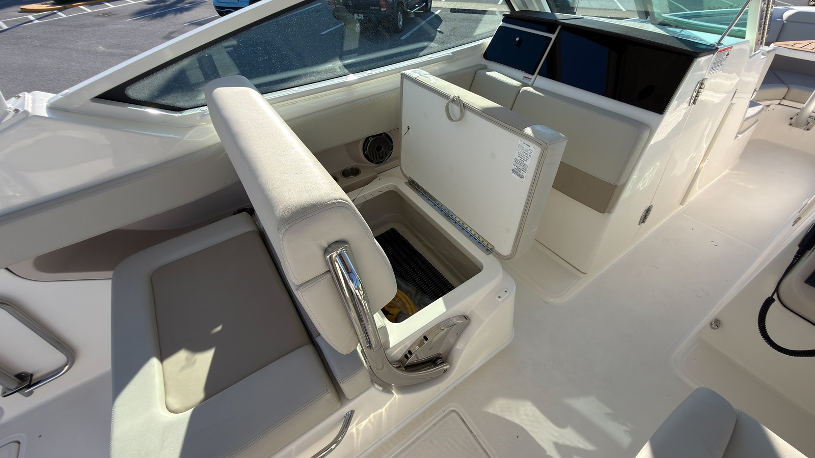 2027 Boston Whaler 280 Vantage 26