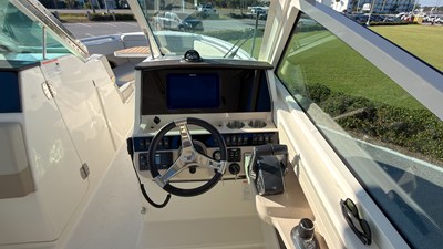 2027 Boston Whaler 280 Vantage 18