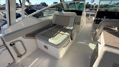 2027 Boston Whaler 280 Vantage 27