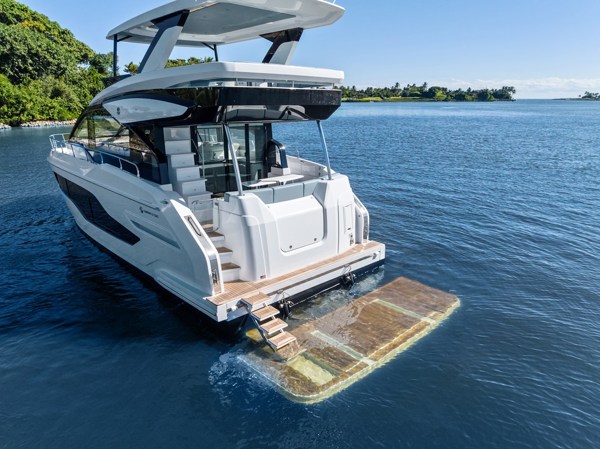 2027 Cruisers Yachts 50 FLY 3