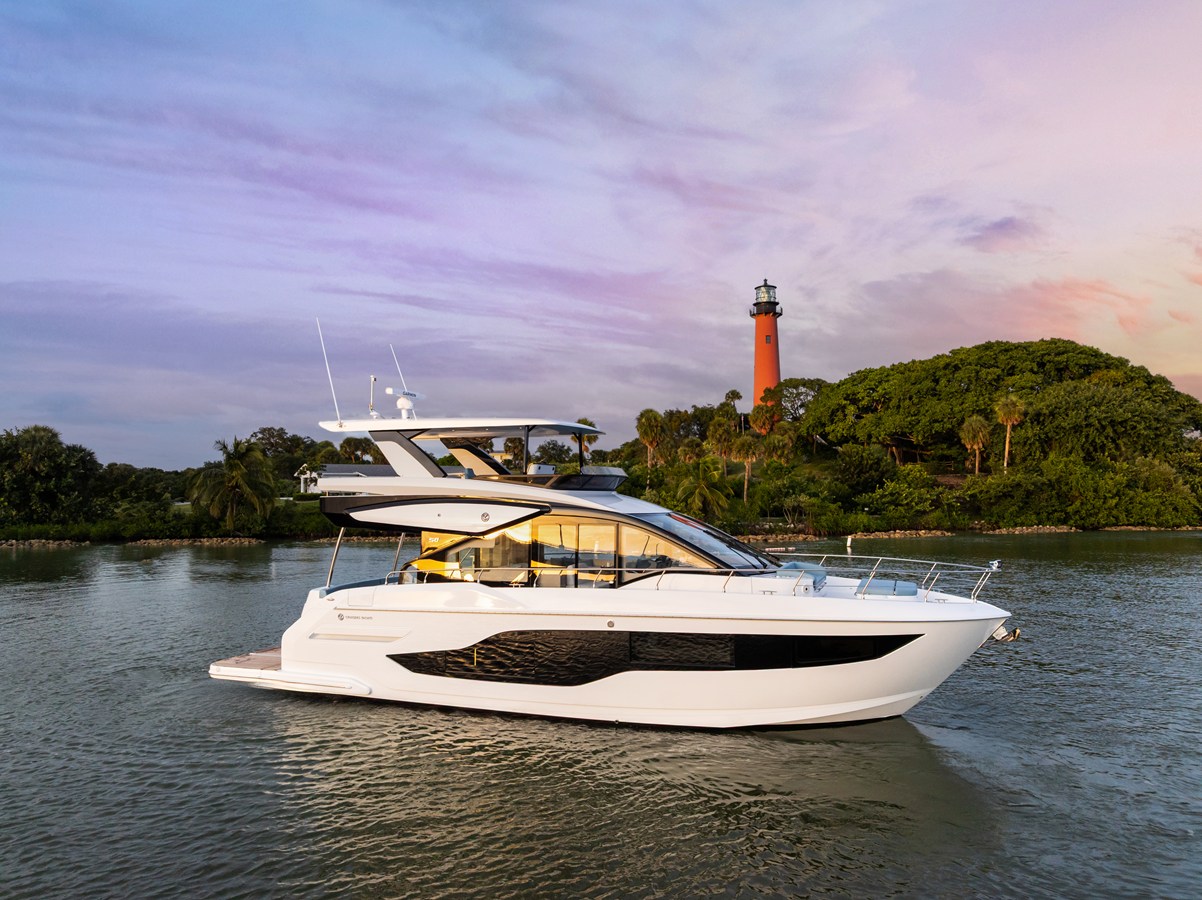 2027 Cruisers Yachts 50 FLY 4