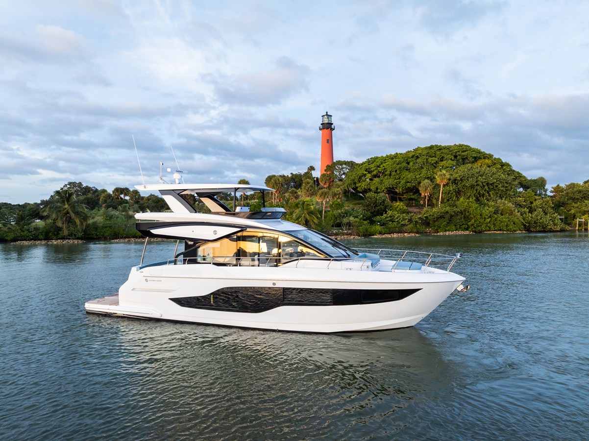 2027 Cruisers Yachts 50 FLY 30