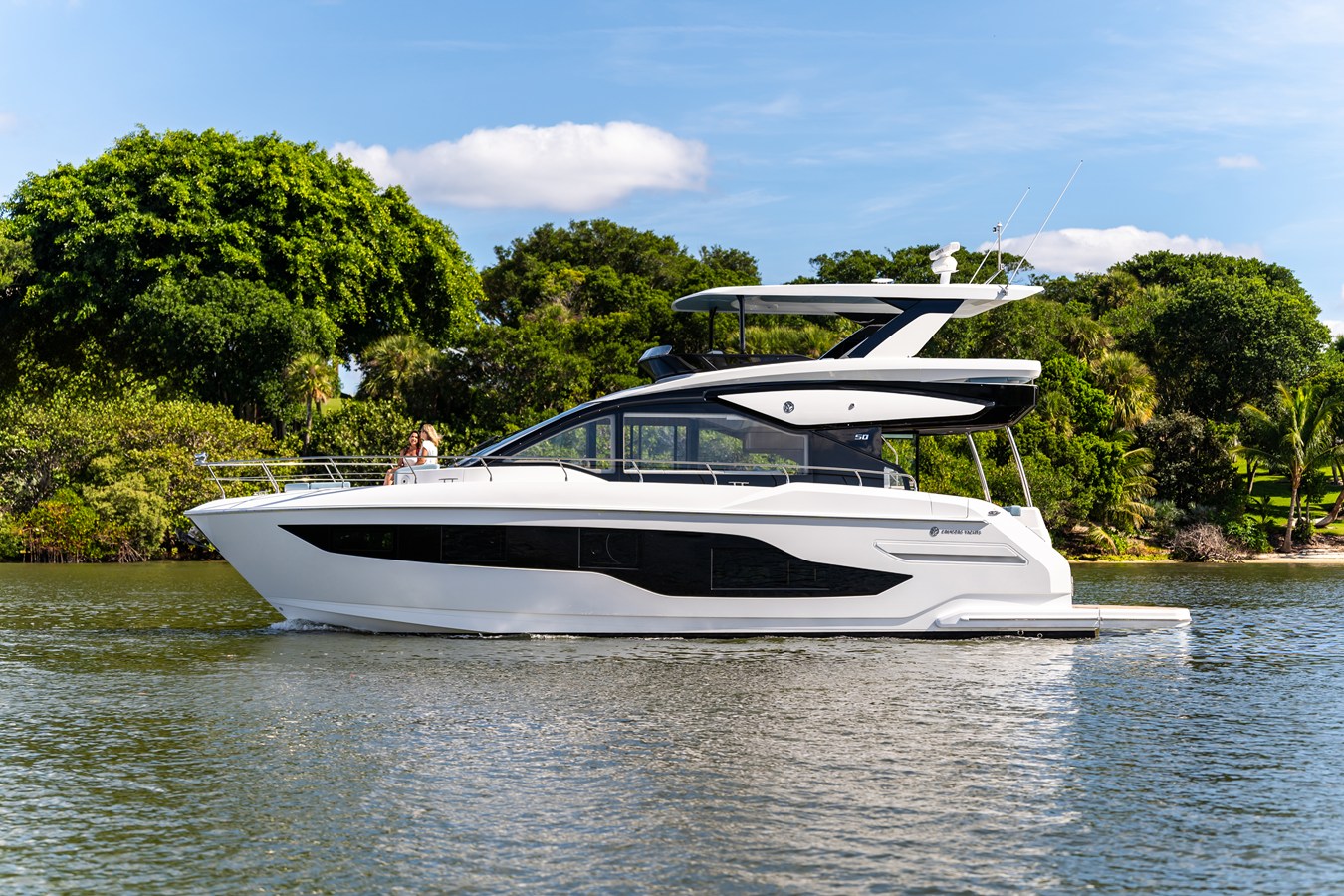 2027 Cruisers Yachts 50 FLY 32