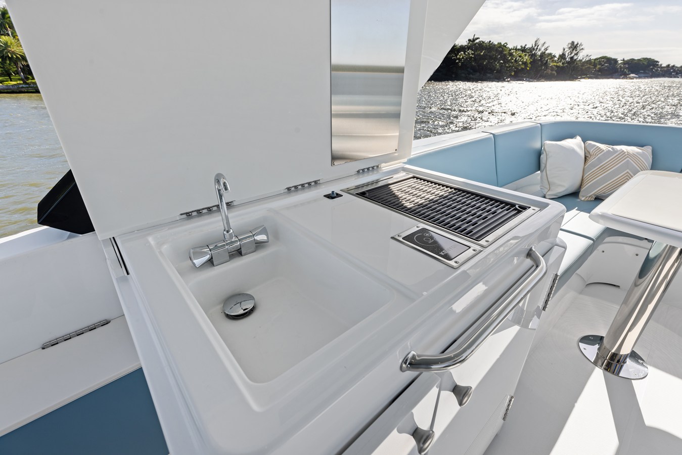 2027 Cruisers Yachts 50 FLY 37