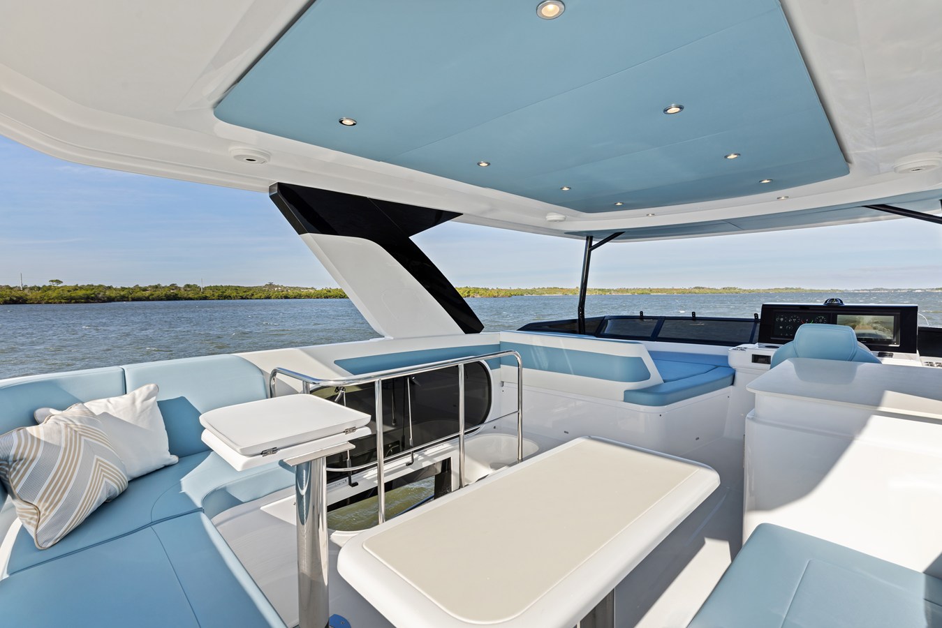 2027 Cruisers Yachts 50 FLY 40