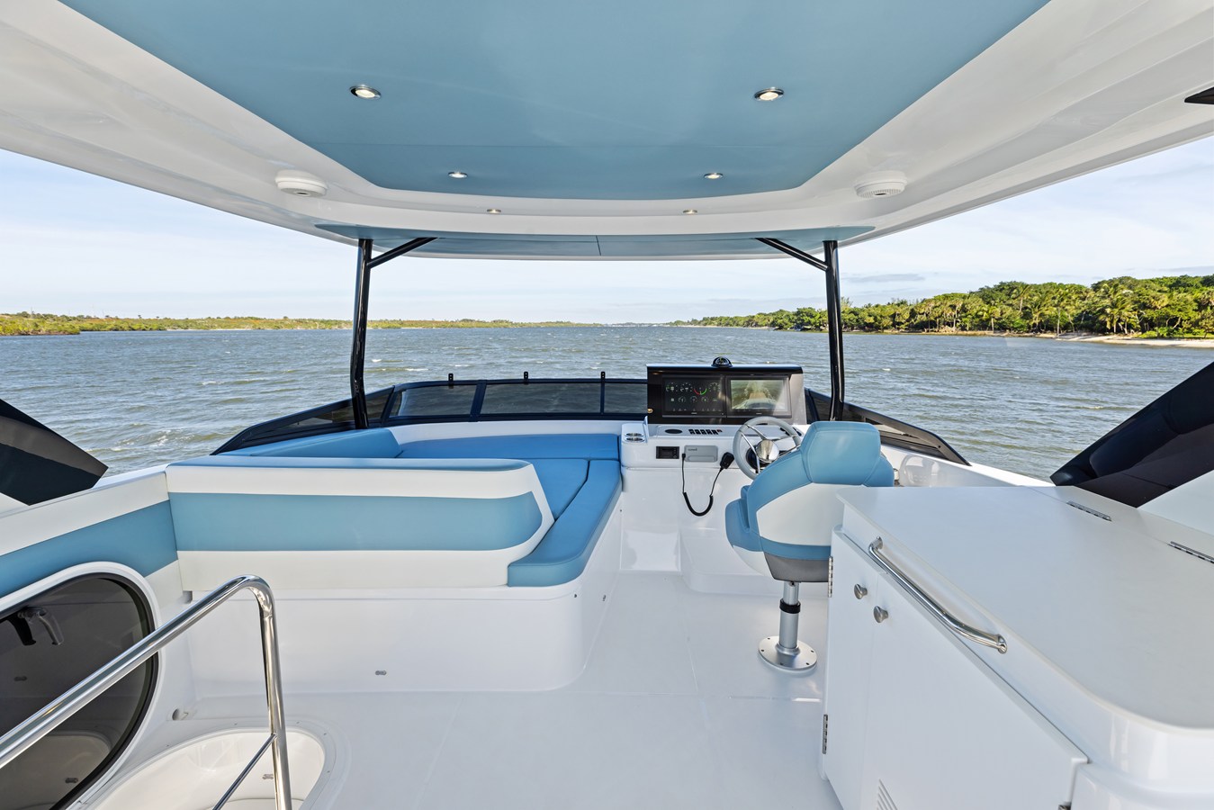 2027 Cruisers Yachts 50 FLY 41