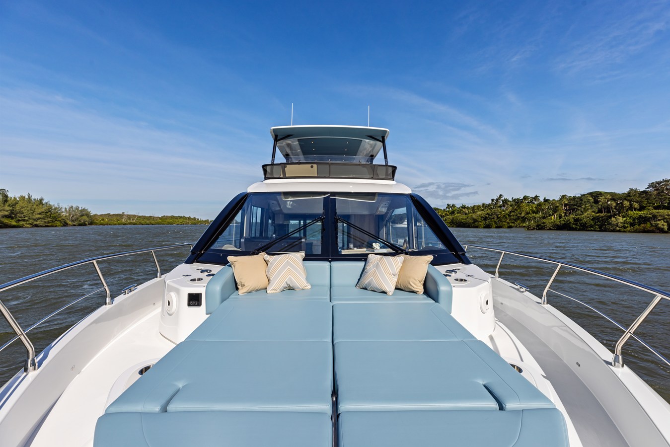2027 Cruisers Yachts 50 FLY 44