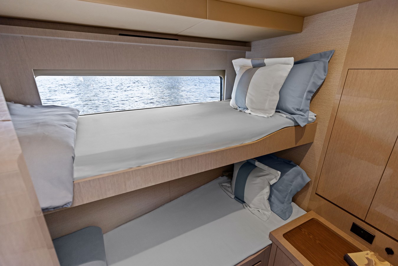 2027 Cruisers Yachts 50 FLY 46