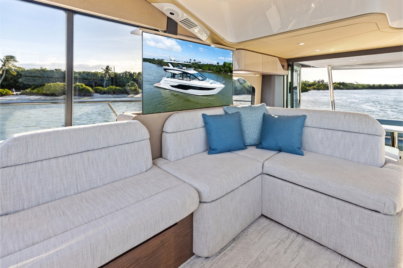 2027 Cruisers Yachts 50 FLY 49
