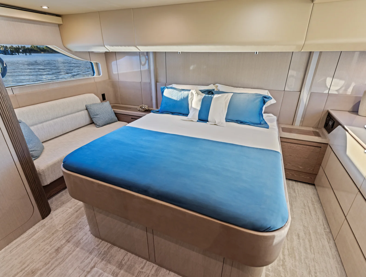 2027 Cruisers Yachts 50 FLY 57