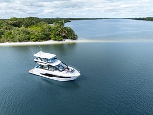 2027 Cruisers Yachts 50 FLY 15