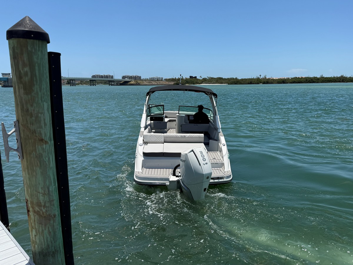 2026 Sea Ray SDX 270 Outboard 3