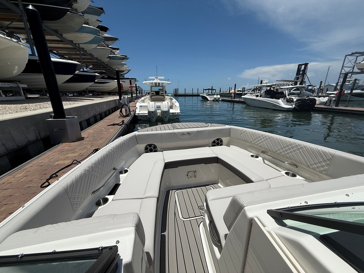 2026 Sea Ray SDX 270 Outboard 6