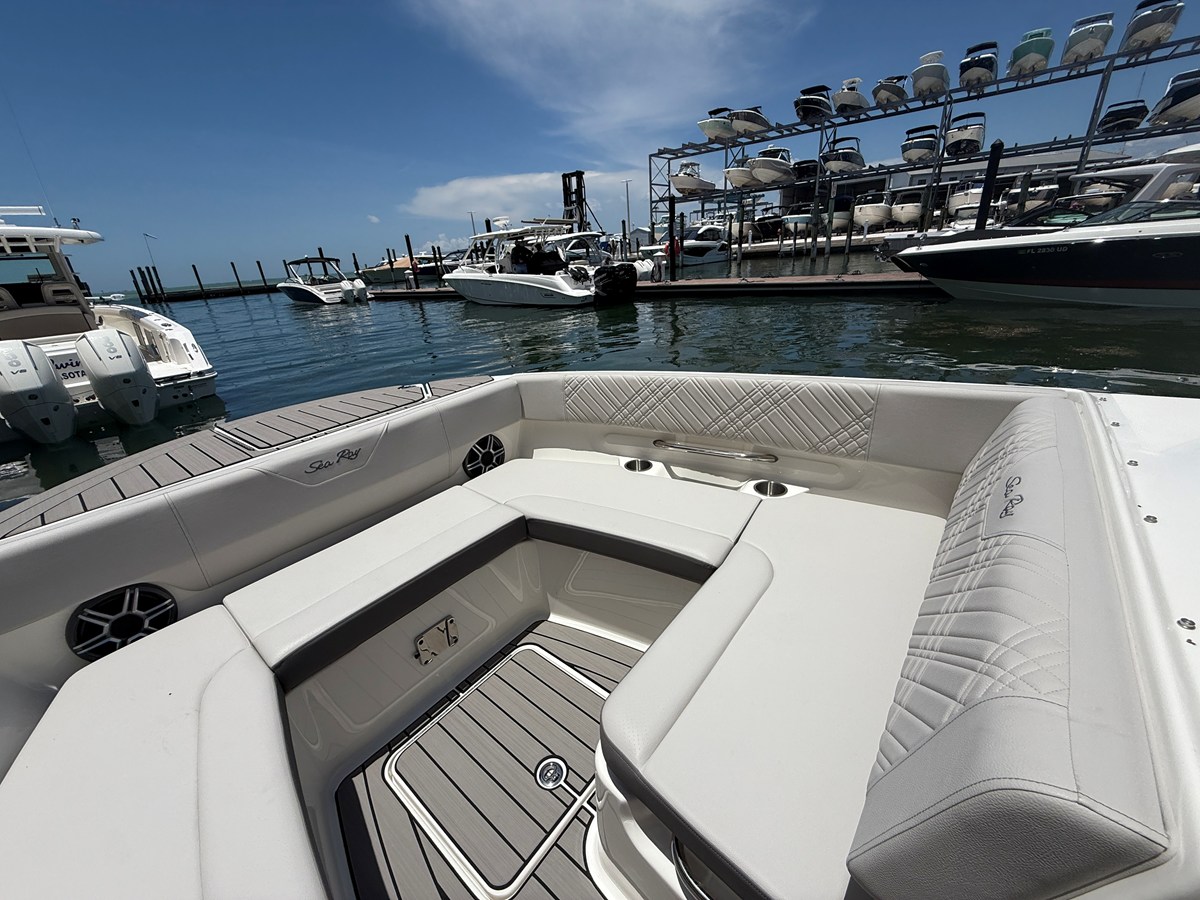 2026 Sea Ray SDX 270 Outboard 8