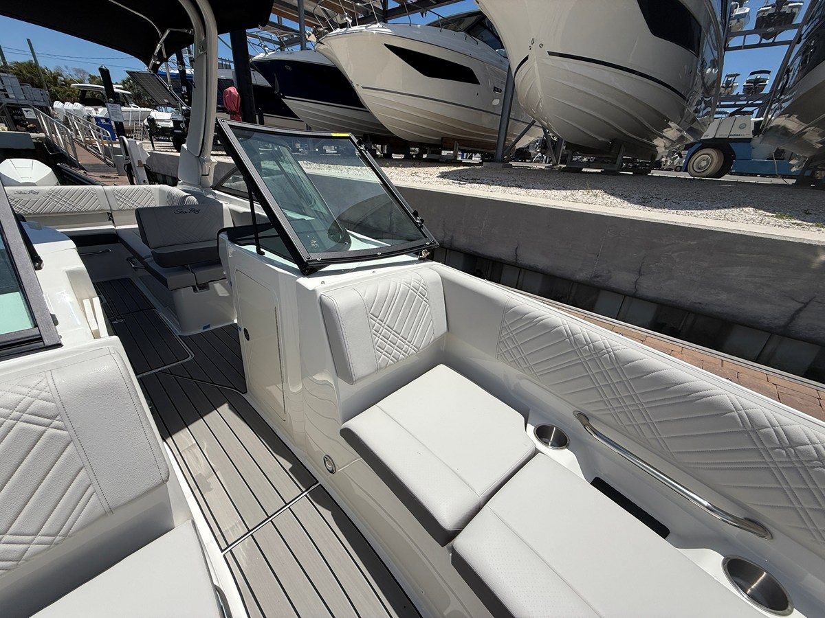2026 Sea Ray SDX 270 Outboard 9