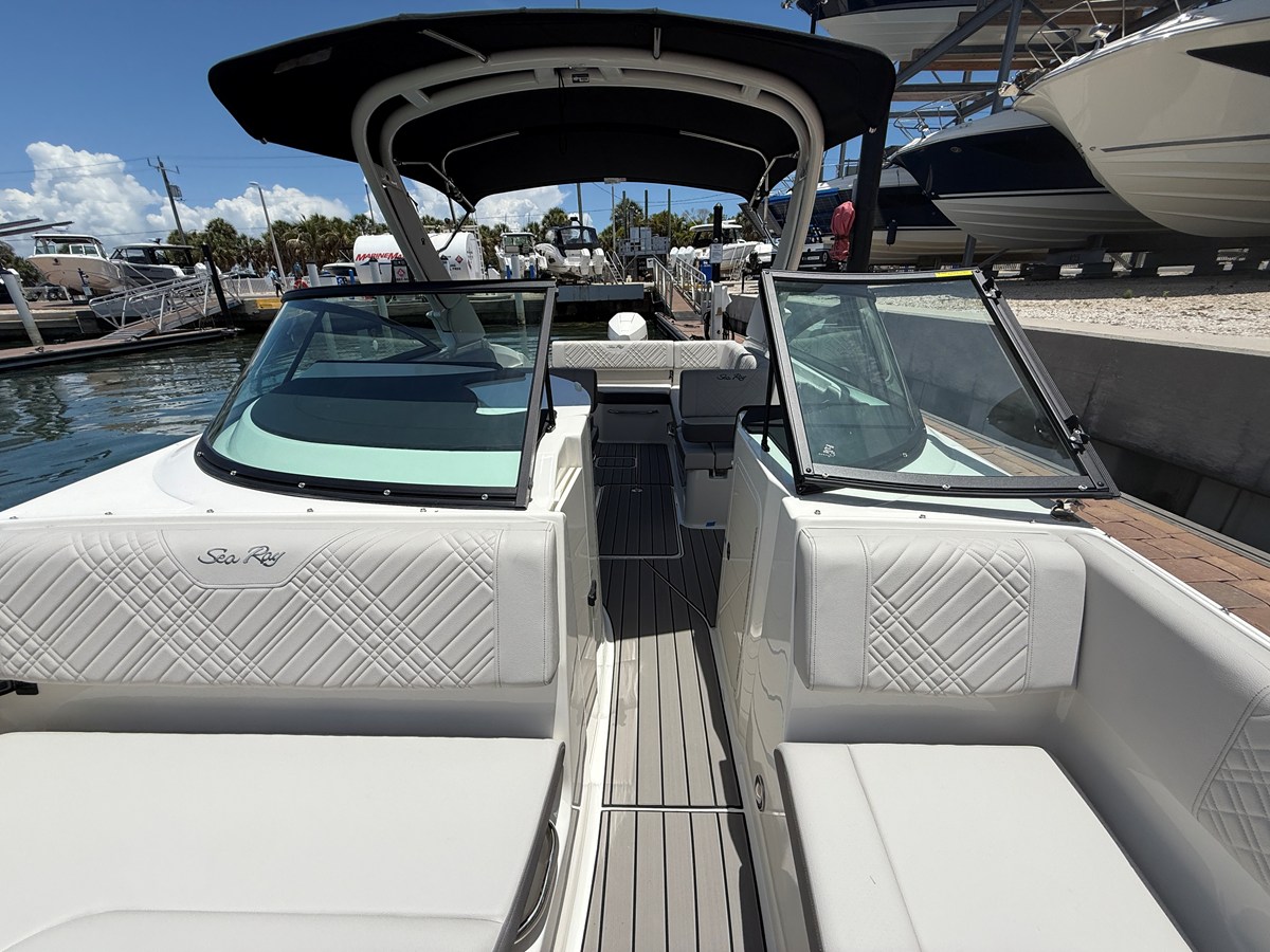 2026 Sea Ray SDX 270 Outboard 10