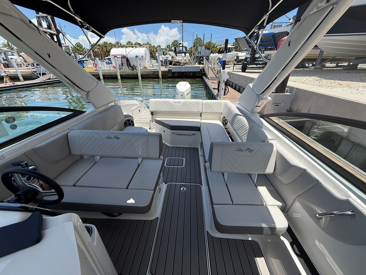 2026 Sea Ray SDX 270 Outboard 11