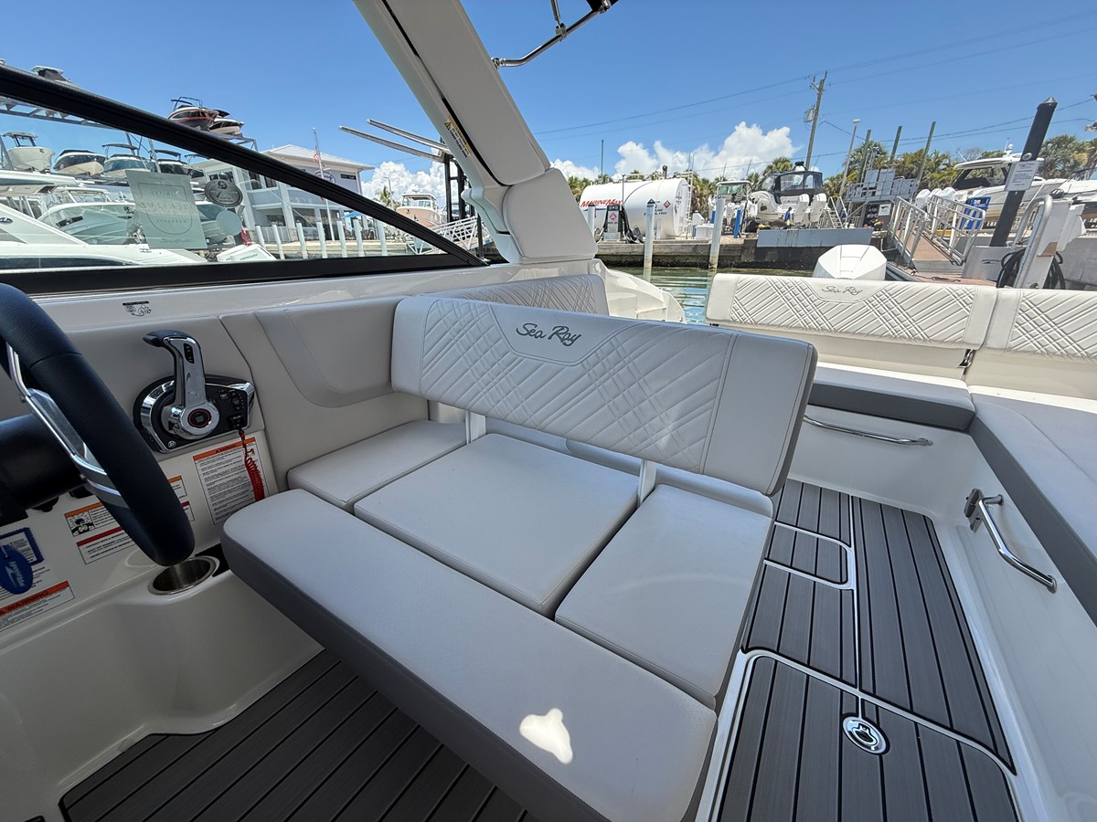 2026 Sea Ray SDX 270 Outboard 15