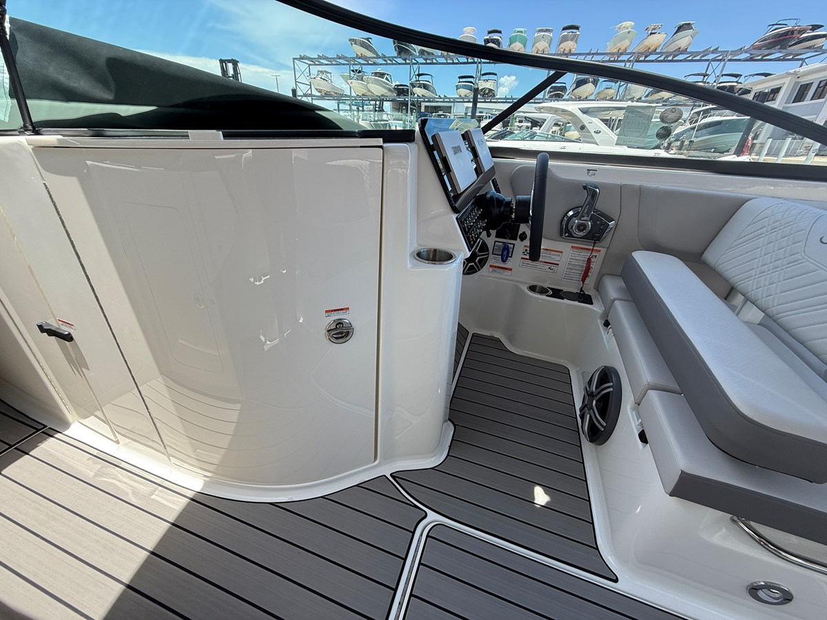2026 Sea Ray SDX 270 Outboard 18