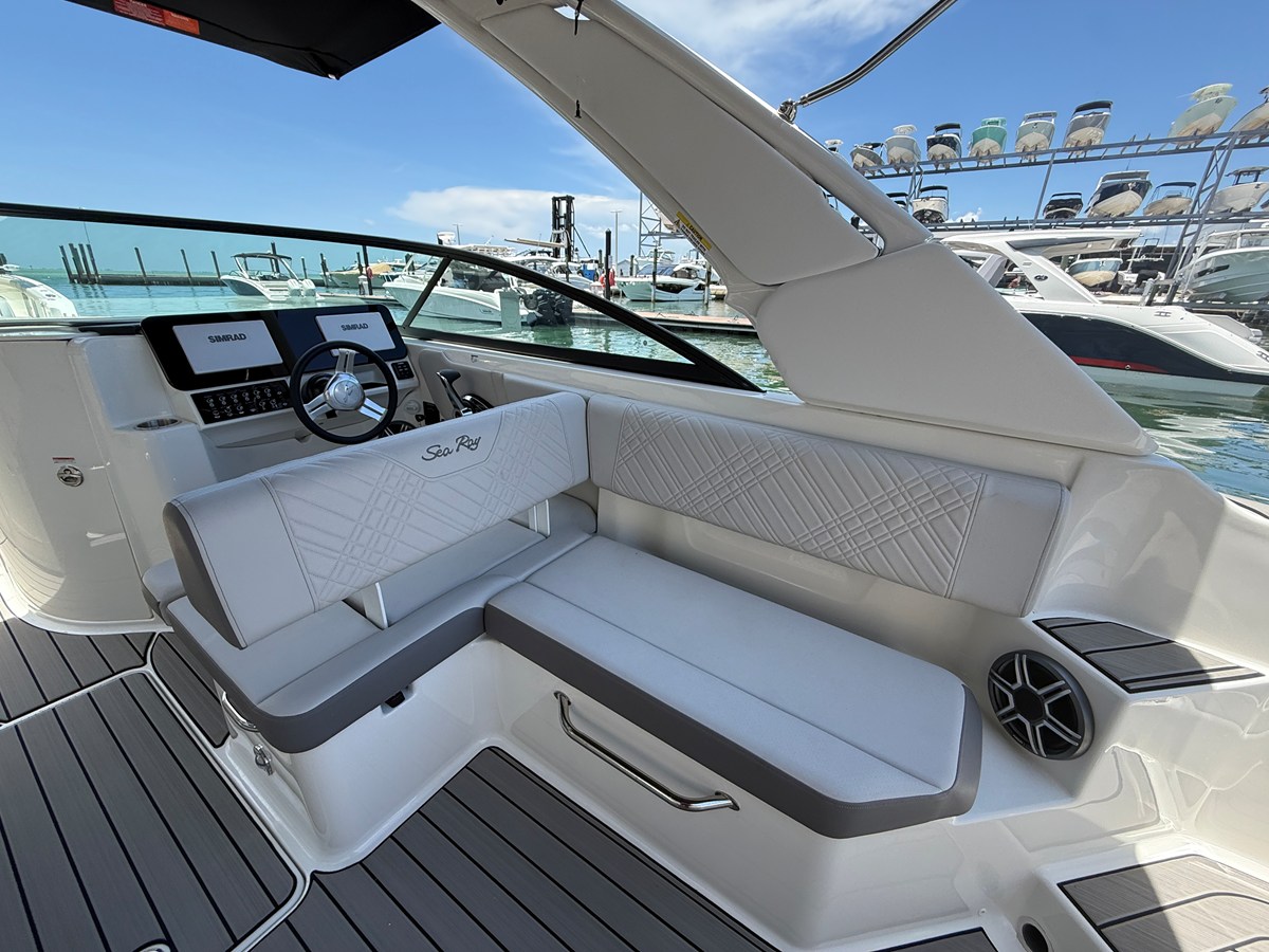 2026 Sea Ray SDX 270 Outboard 21